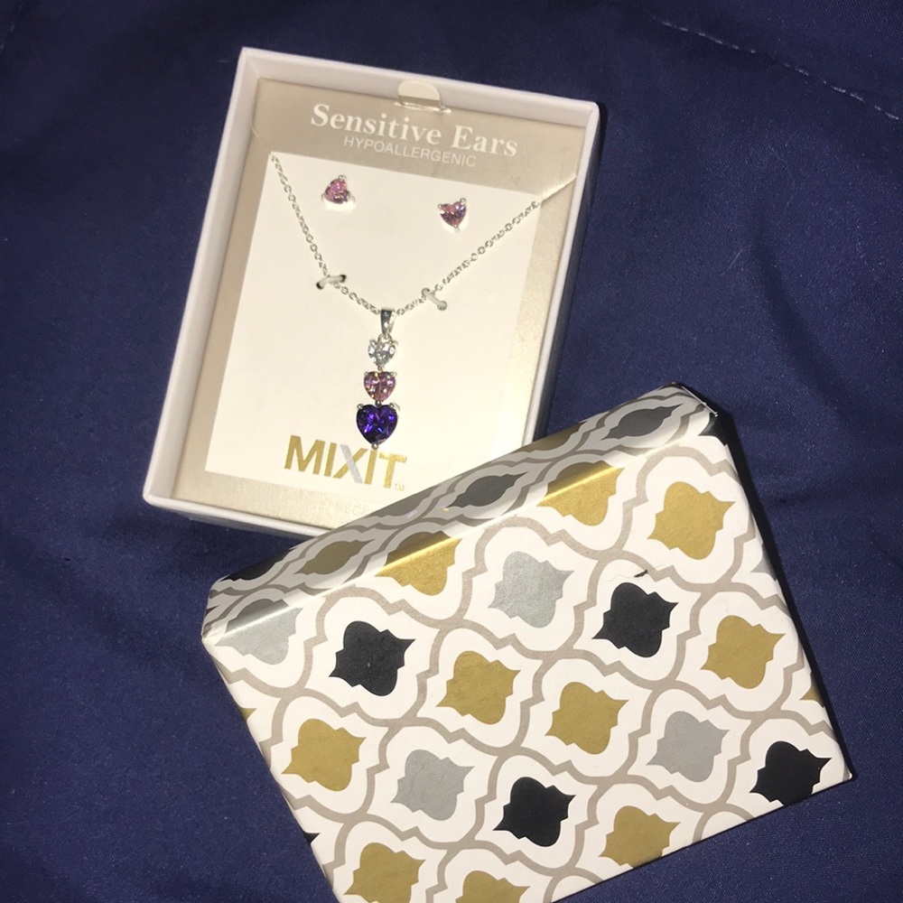 Earring and necklace set!